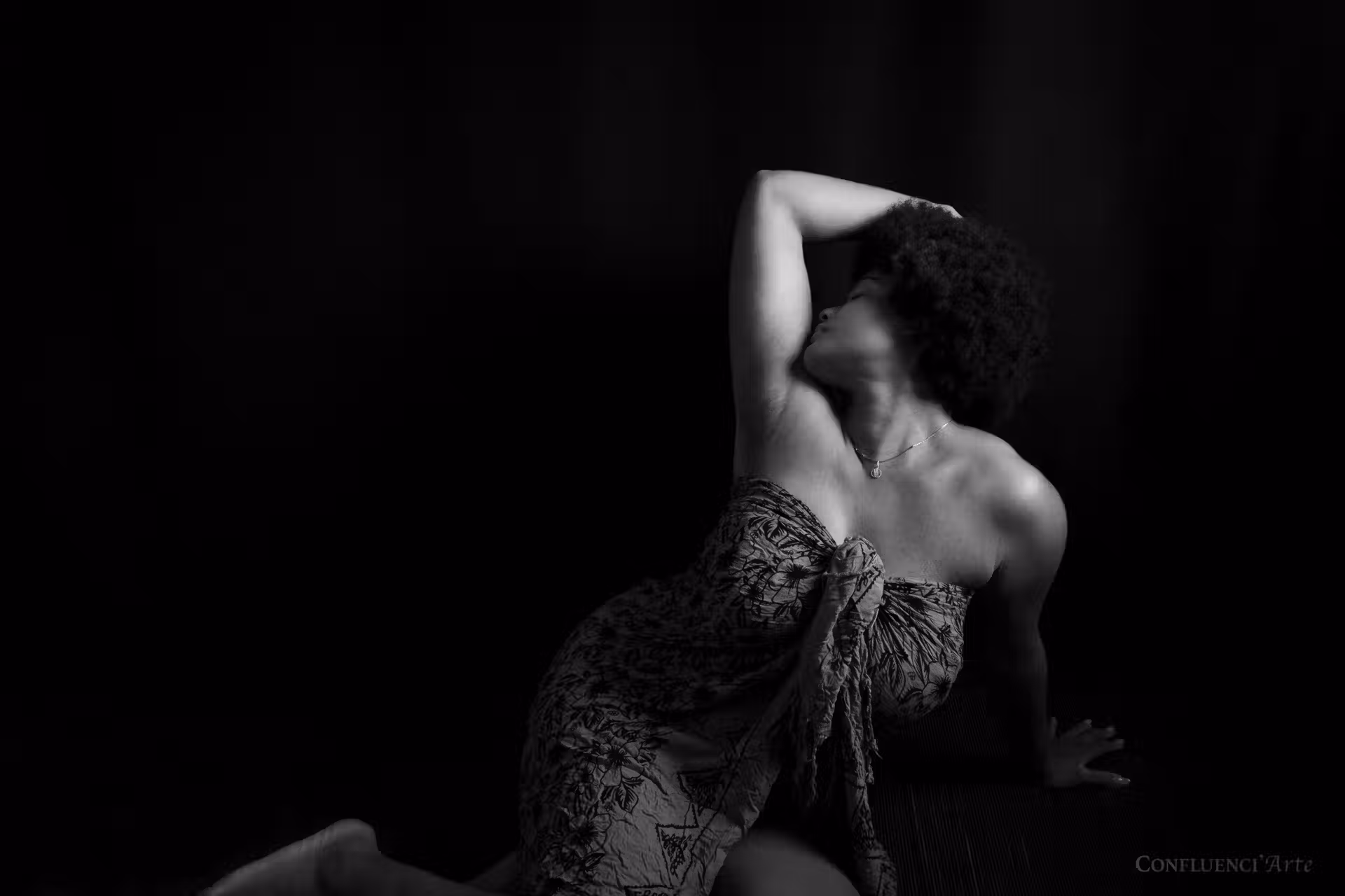 femme créole pose allongée lors d'une séance de photothérapie, photo en noir et blanc sensuelle