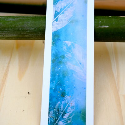 marque page bleu réalisé à l'aquarelle avec des empreintes de végétaux