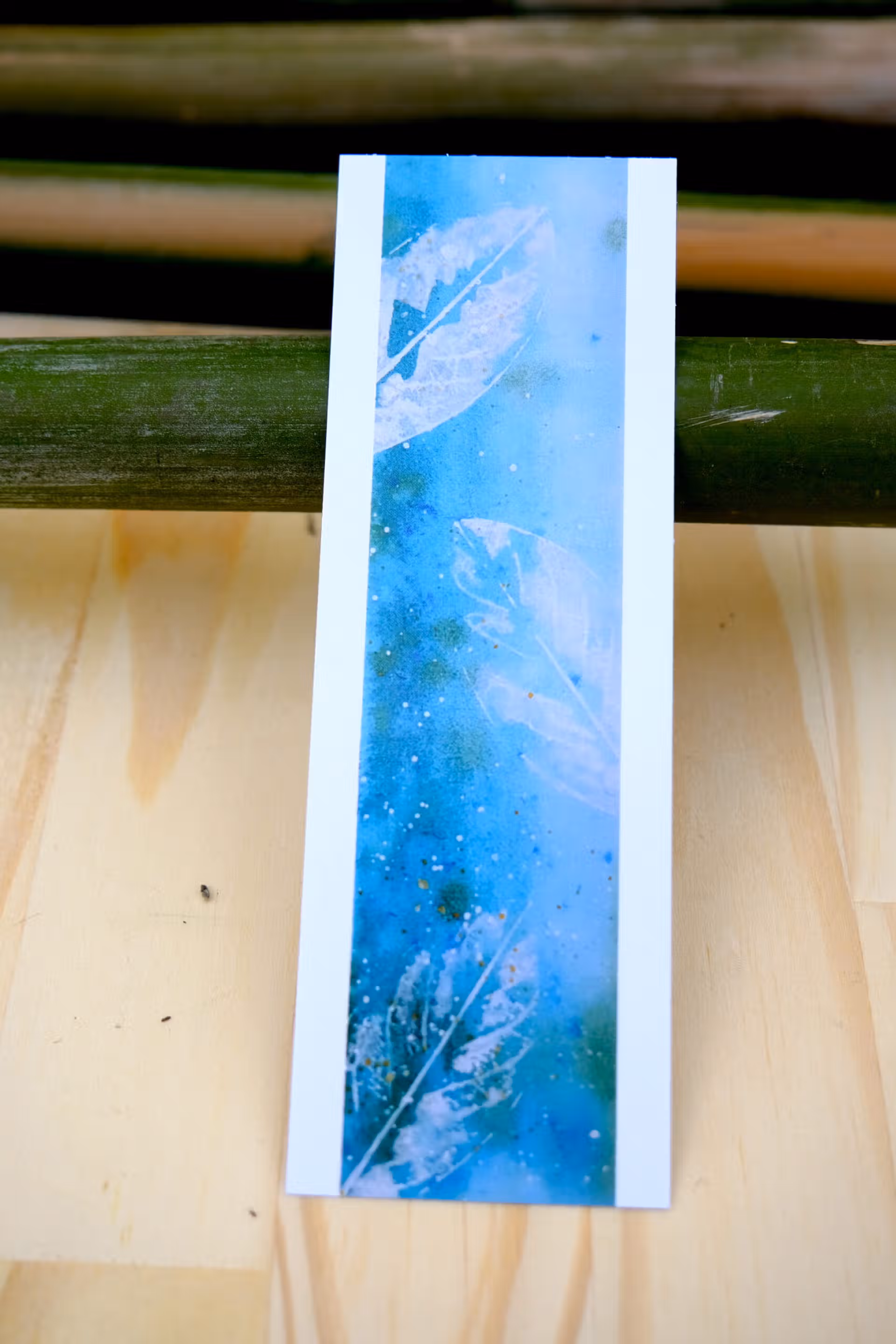 marque page bleu réalisé à l'aquarelle avec des empreintes de végétaux