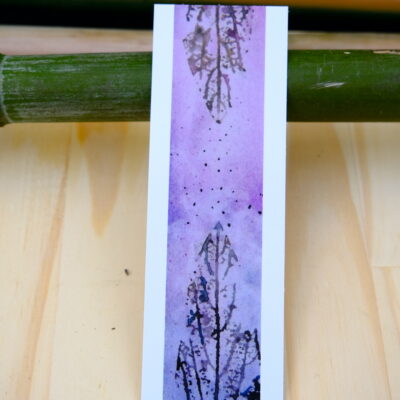 marque page violet réalisé à l'aquarelle avec des empreintes de végétaux