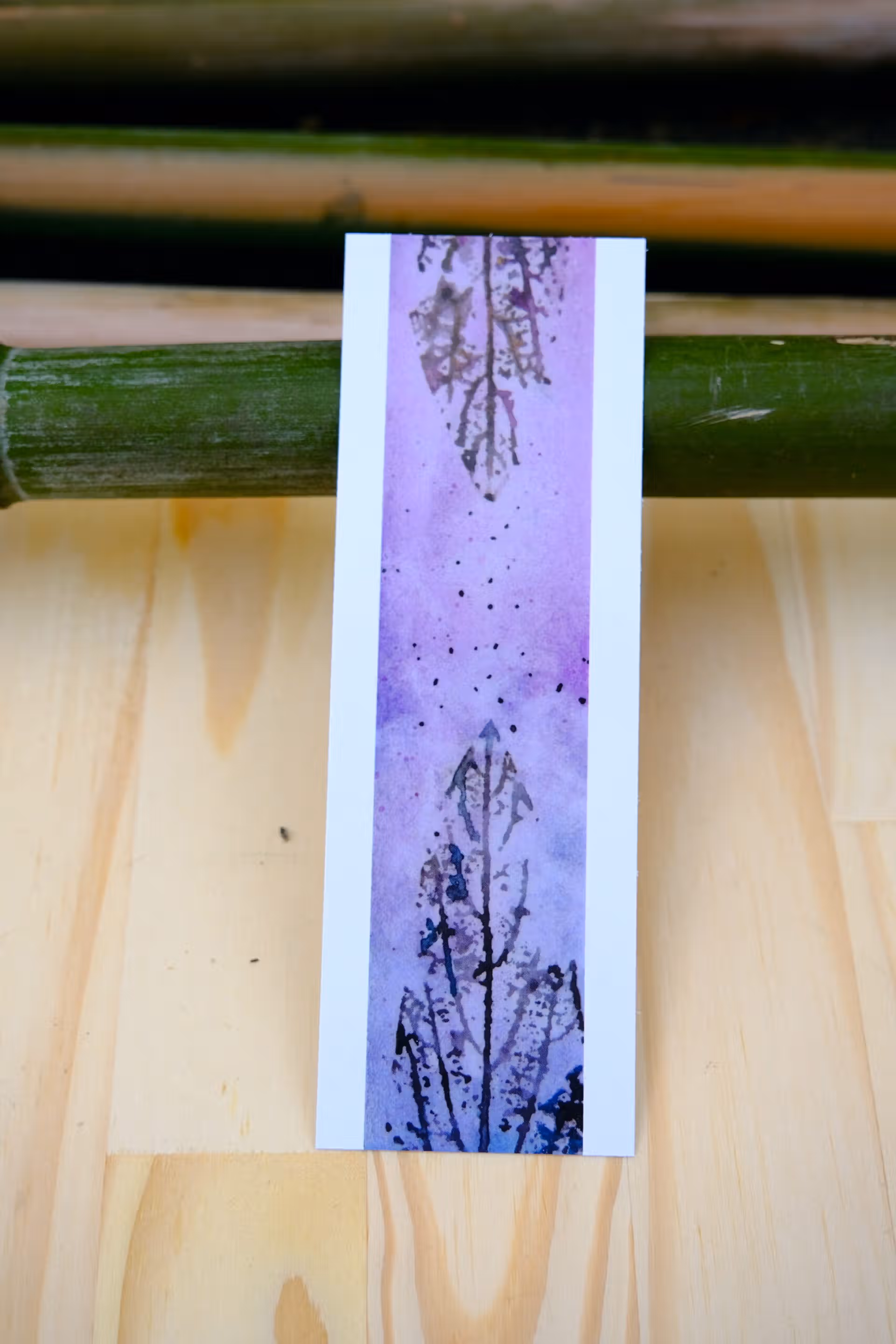 marque page violet réalisé à l'aquarelle avec des empreintes de végétaux
