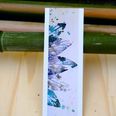 marque page vert et beige réalisé à l'aquarelle avec des empreintes de végétaux