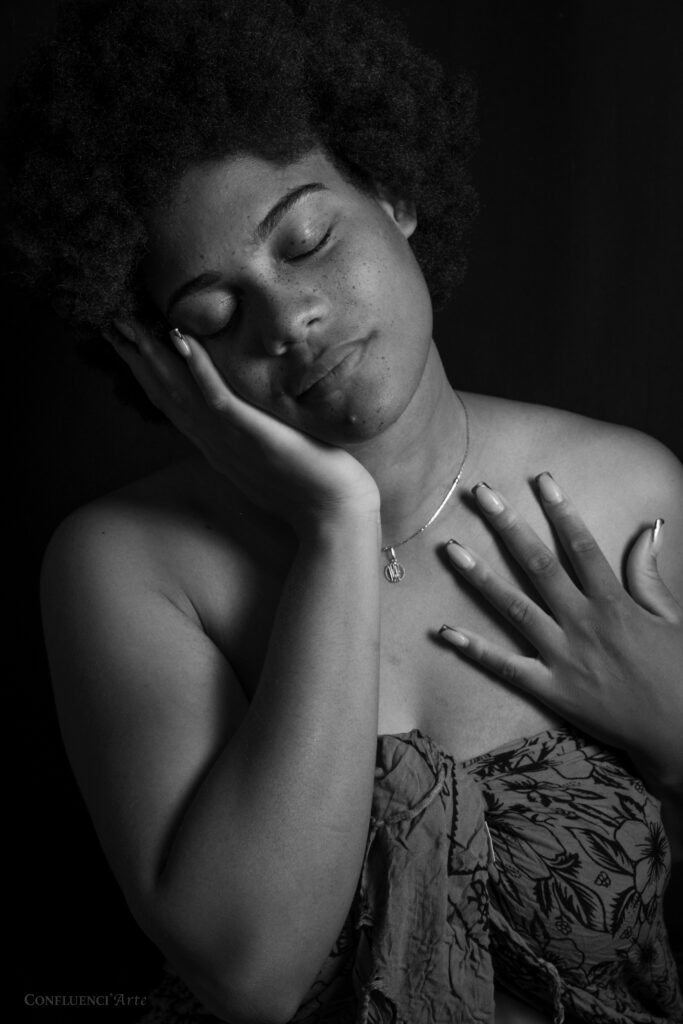 feme créole de 35 ans en noir et blanc qui respire et prend un temps d'introspection
