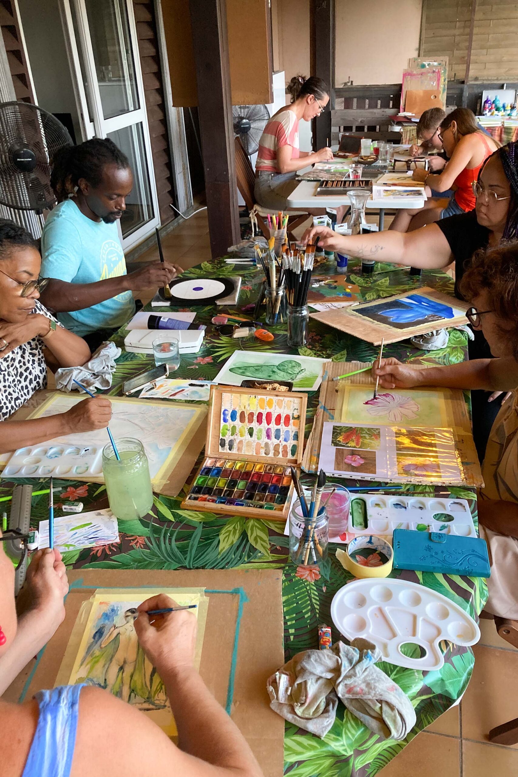 des adultes sont en plein atelier de peinture multi-technique vers Odars à Toulouse