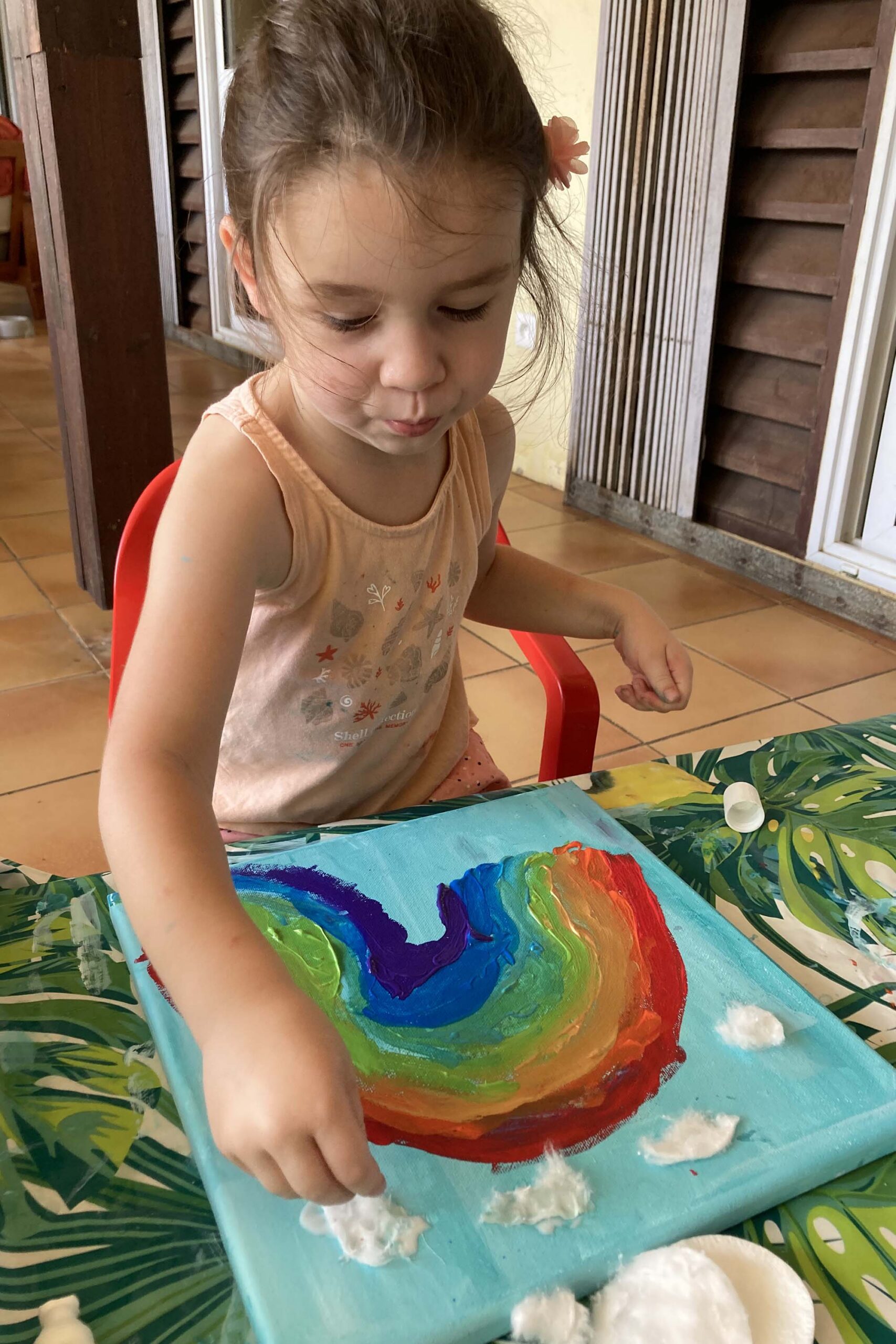 atelier de peinture pour enfant de 4 ans à Odars près de Toulouse, réalisation d'une toile