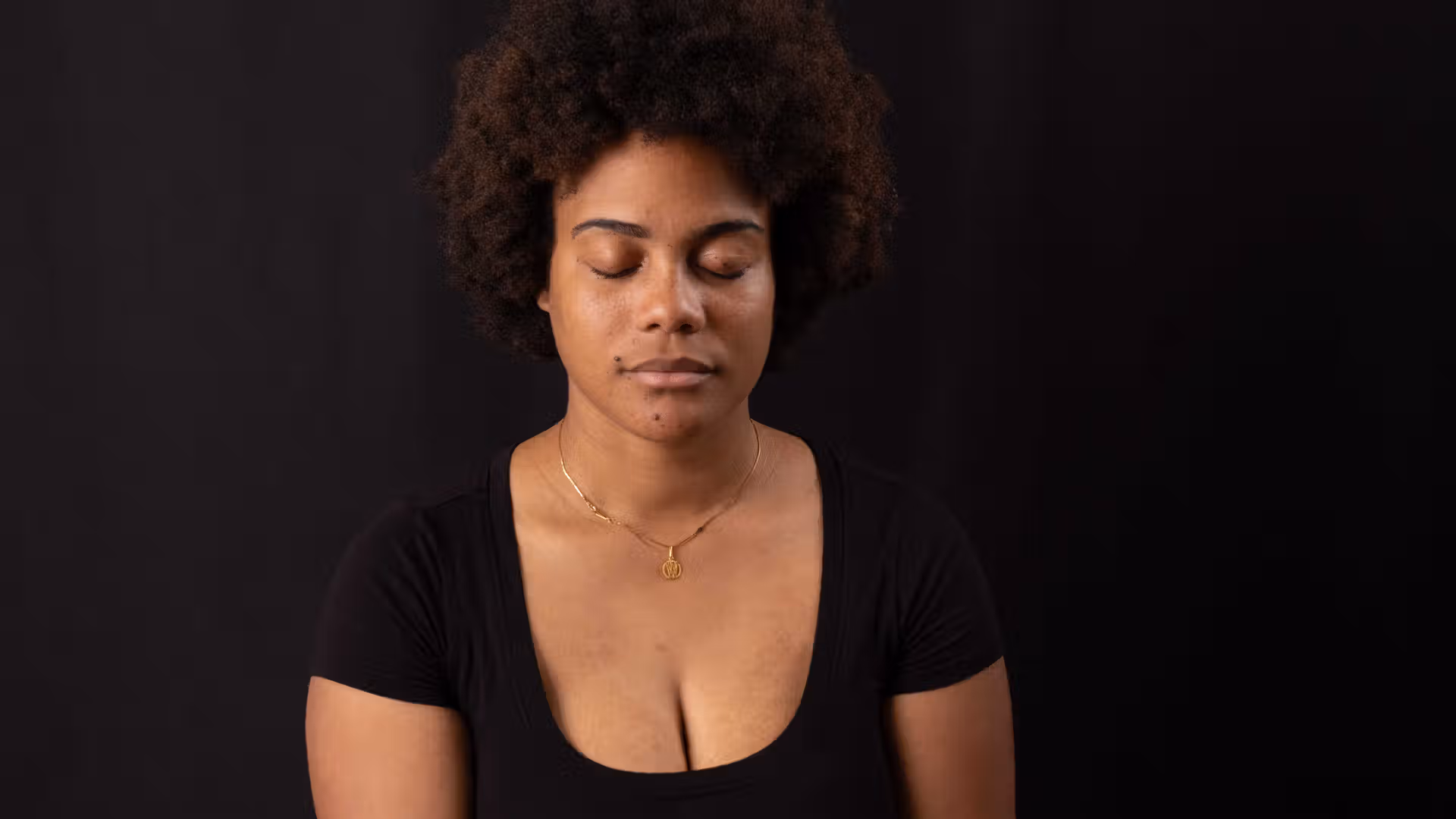 femme en séance de photo-thérapie sur Toulouse pour travailler sur son développement personnel
